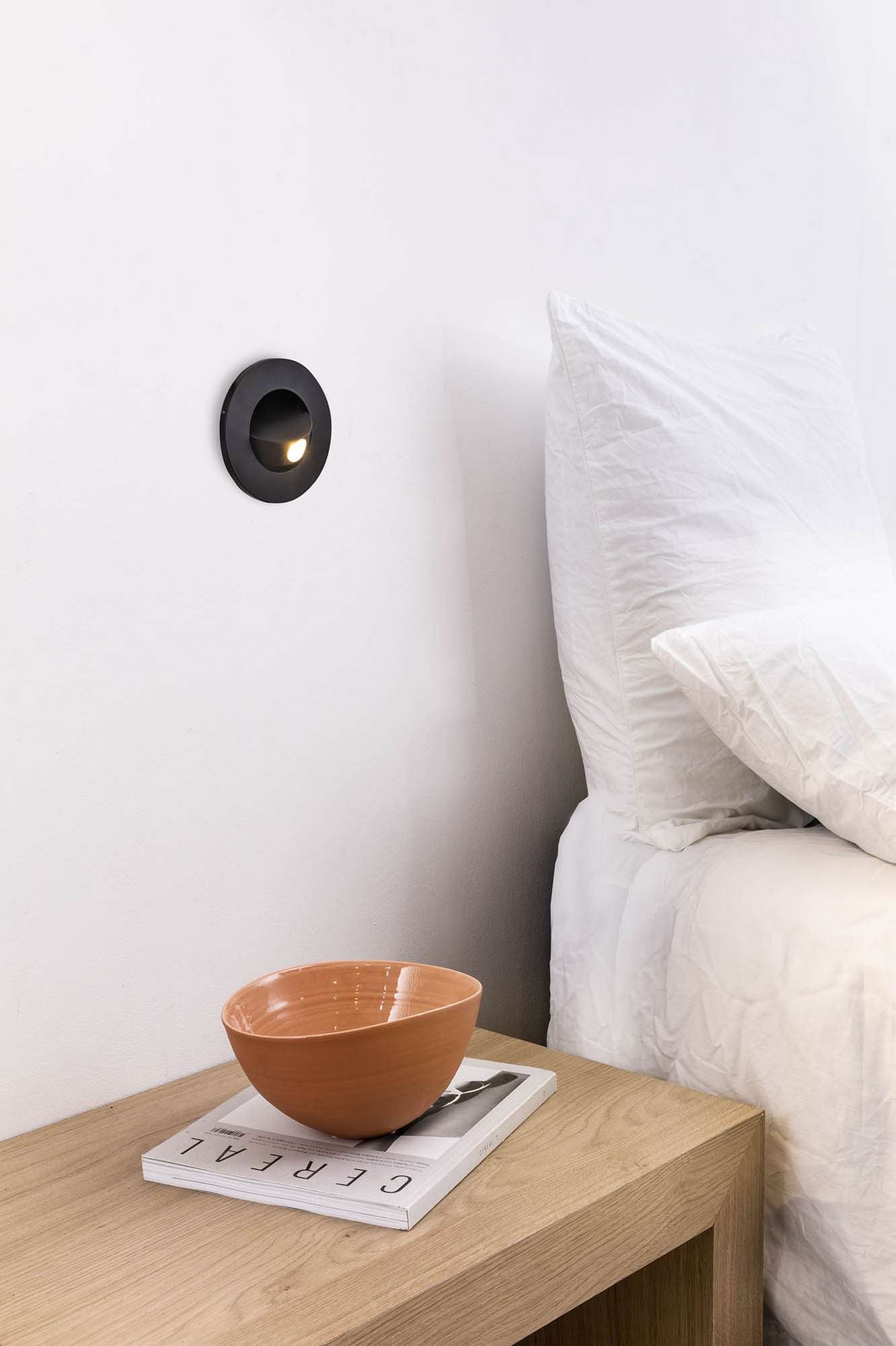 Applique liseuse de lit CLICK encastrable noire en situation